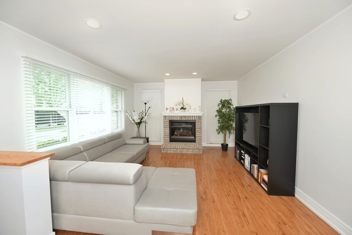 1634 E Forest Avenue, Des Plaines, IL 60018