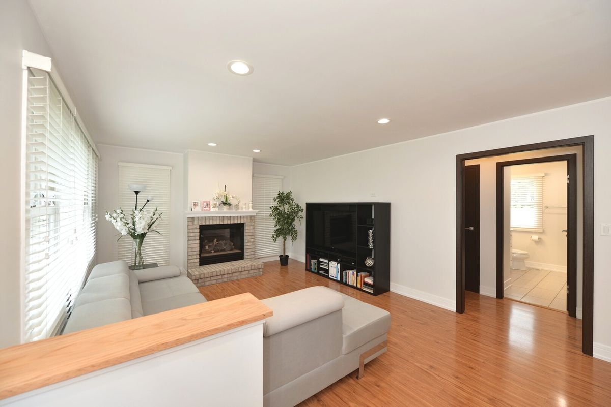 1634 E Forest Avenue, Des Plaines, IL 60018