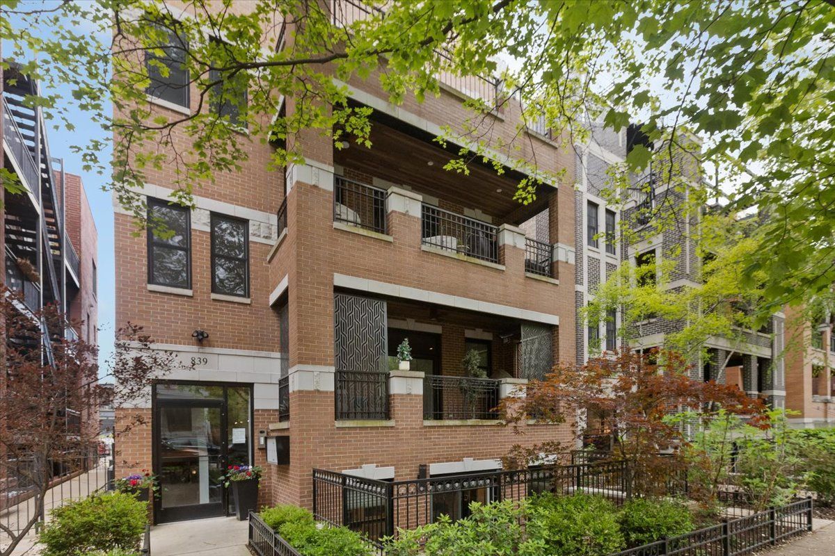 839 Bradley Place, Chicago, IL 60613