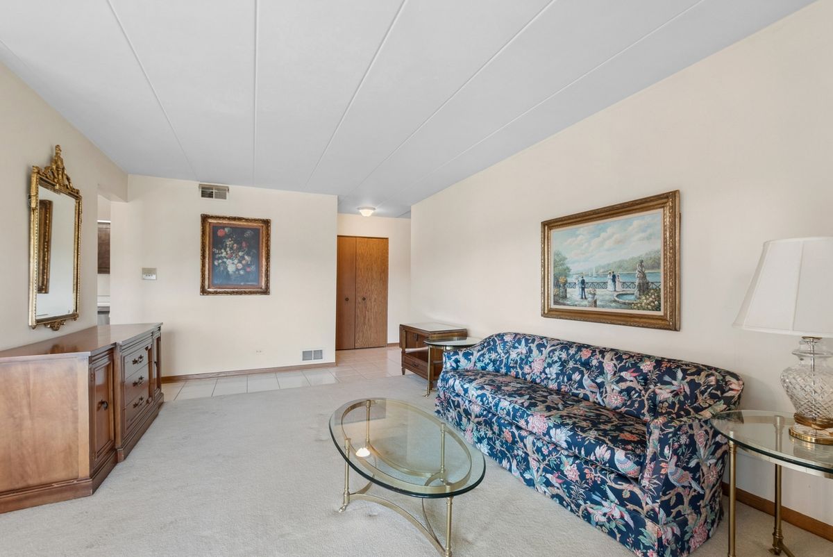 4716 W 106th Place #2B, Oak Lawn, IL 60453