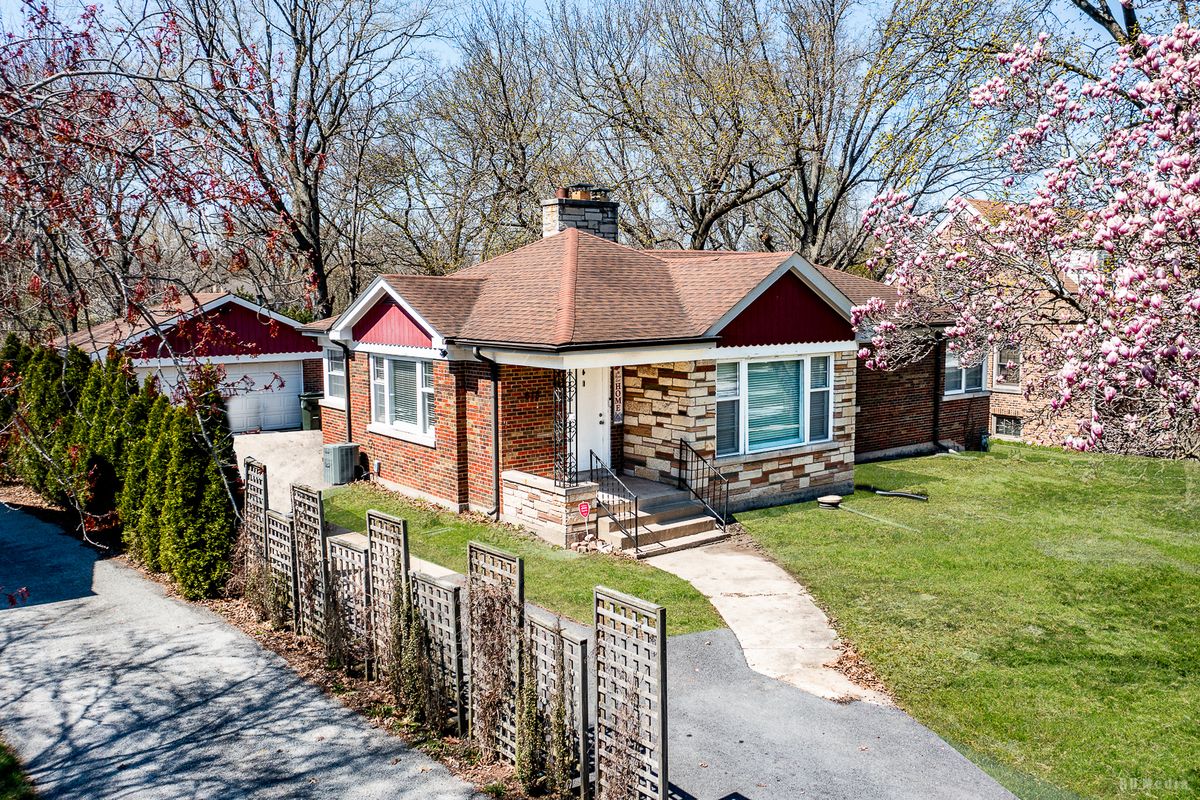 618 Dundee Avenue, Flossmoor, IL 60422