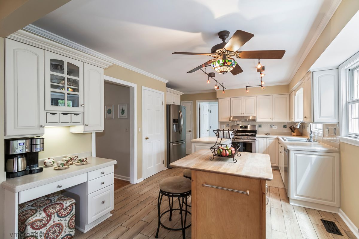1059 W Chatham Drive, Palatine, IL 60067