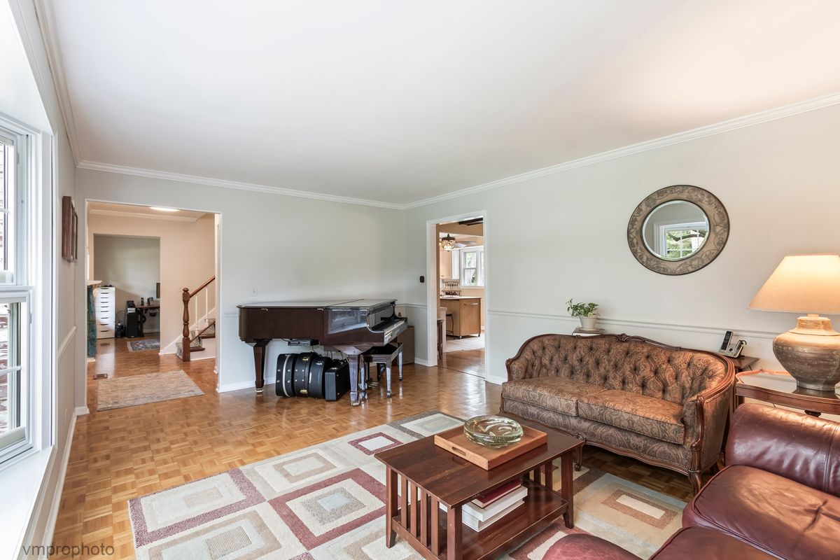 1059 W Chatham Drive, Palatine, IL 60067