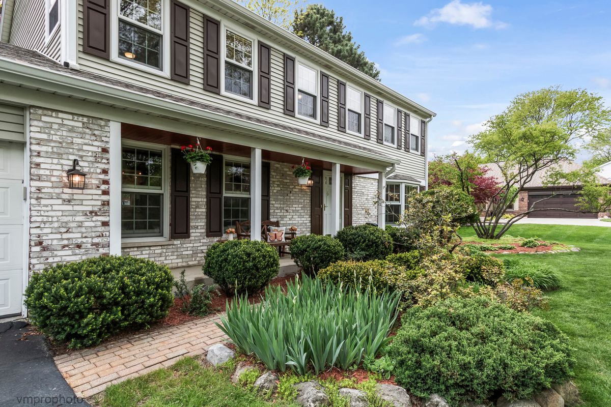 1059 W Chatham Drive, Palatine, IL 60067