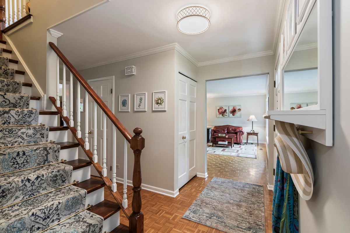 1059 W Chatham Drive, Palatine, IL 60067