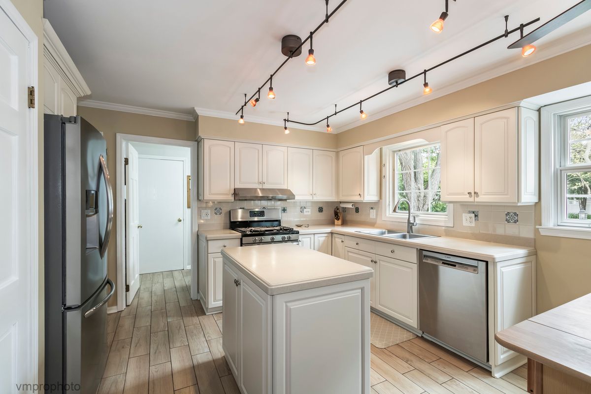 1059 W Chatham Drive, Palatine, IL 60067