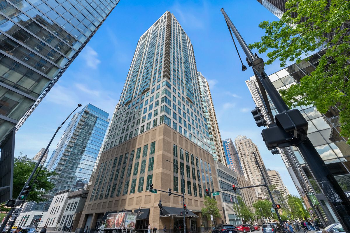 2 Erie Street, Chicago, IL 60611