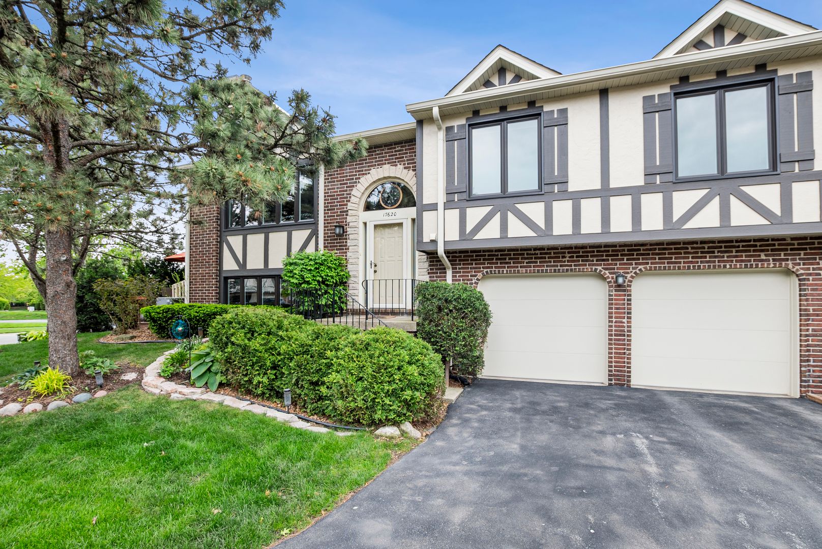 17620 Cambridge Place #116 — Tinley Park, IL 60487