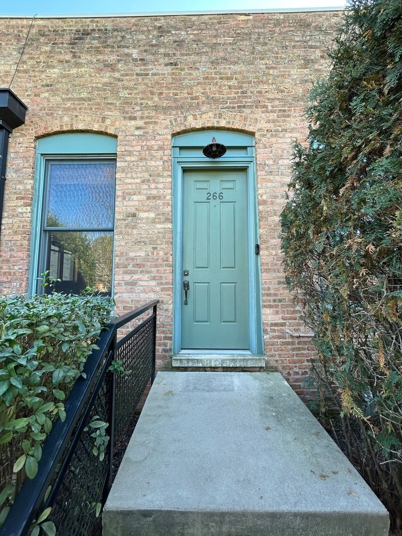 266 Hutchins Court, Woodstock, IL 60098