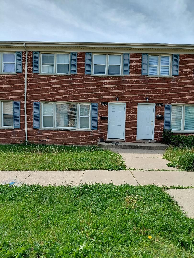 2205 Williamsburg Drive — Waukegan, IL 60085