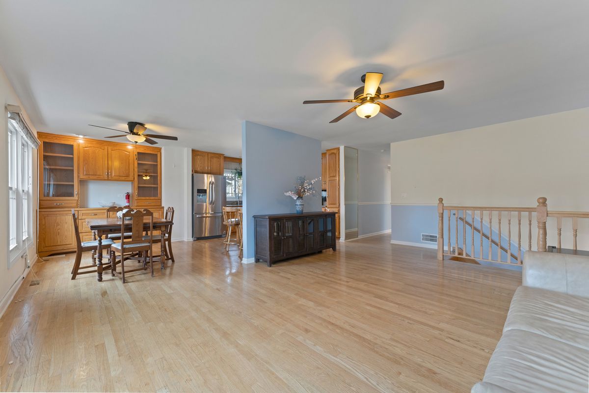 309 Plymouth Lane NW, Bloomingdale, IL 60108