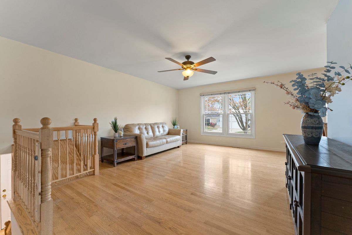 309 Plymouth Lane NW, Bloomingdale, IL 60108