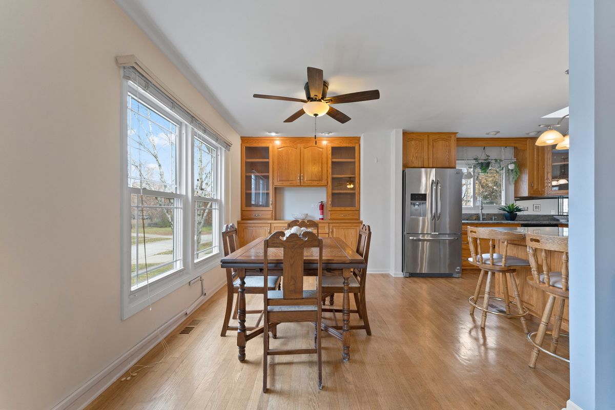 309 Plymouth Lane NW, Bloomingdale, IL 60108