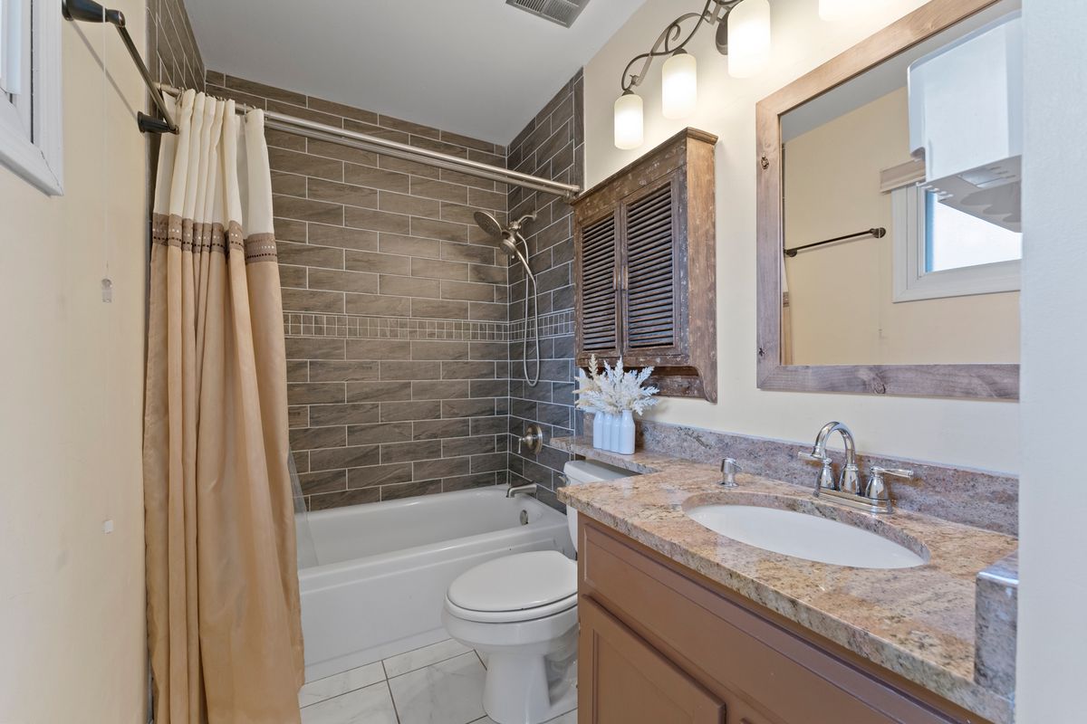 309 Plymouth Lane NW, Bloomingdale, IL 60108