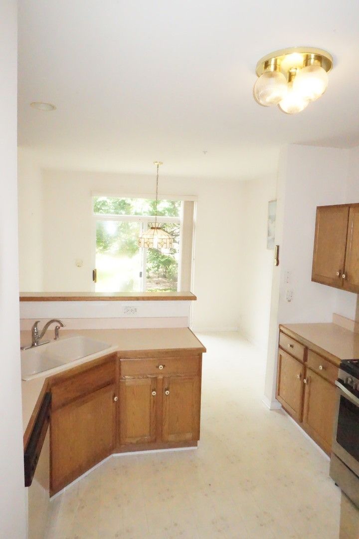 108 Woodview Court, Glen Ellyn, IL 60137