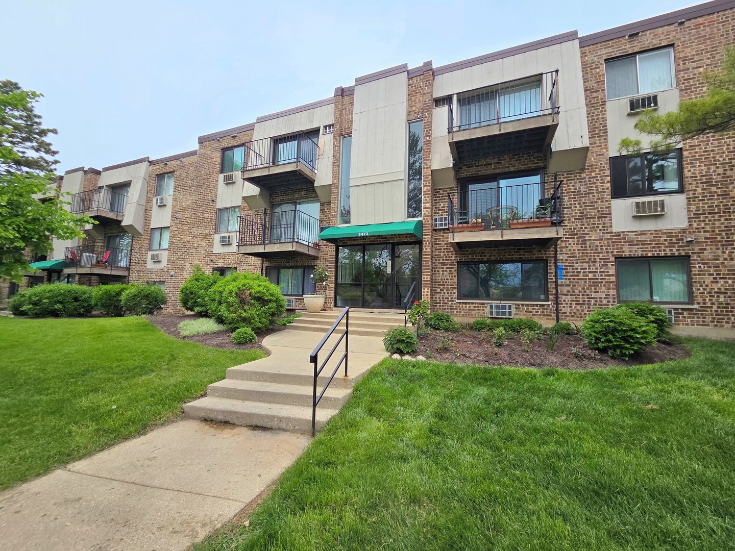 1473 N WINSLOWE Drive #202 — Palatine, IL 60074