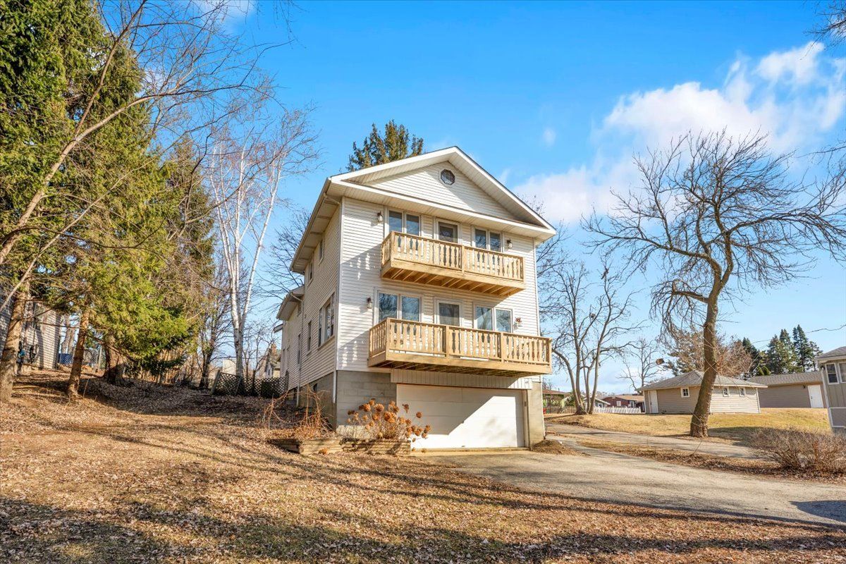 49 N Lake Avenue, Fox Lake, IL 60020