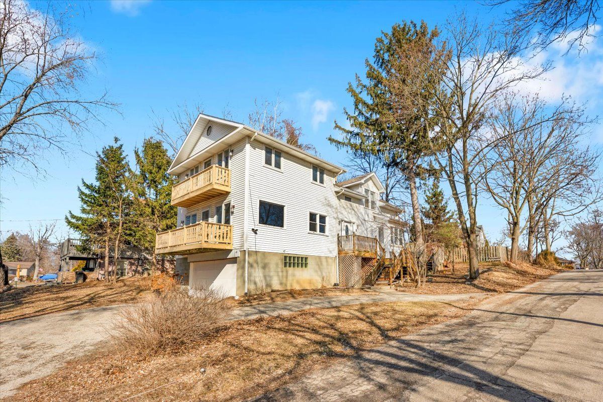 49 N Lake Avenue, Fox Lake, IL 60020