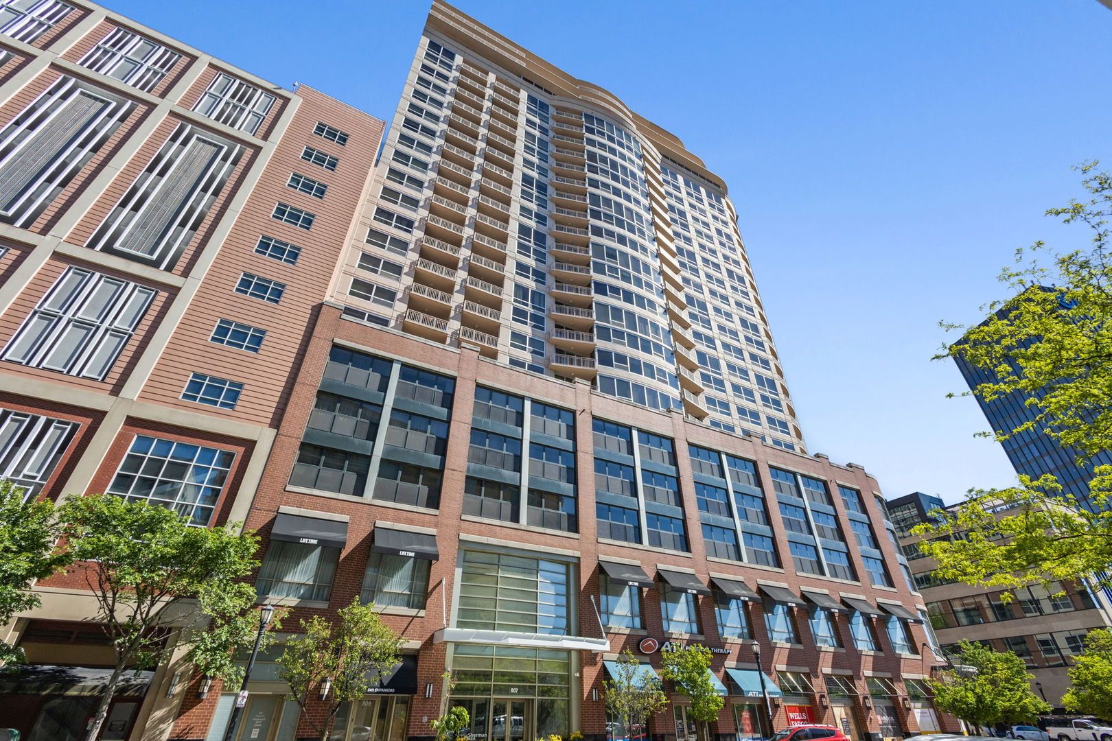 807 Davis Street #1110 — Evanston, IL 60201