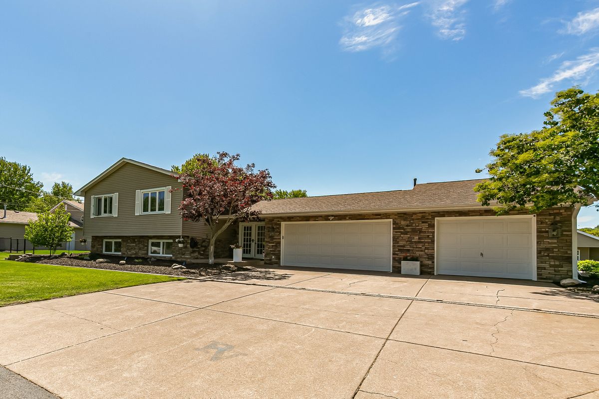 3530 Harbor Drive, Bettendorf, IA 52722