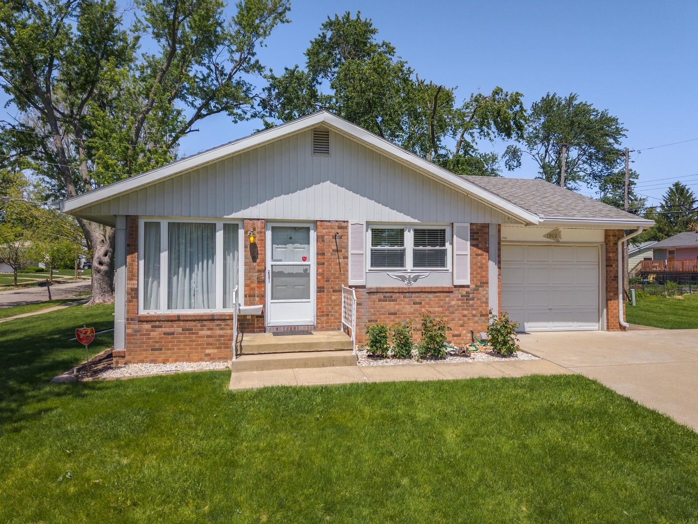 1902 Arrowhead Drive — Bloomington, IL 61704
