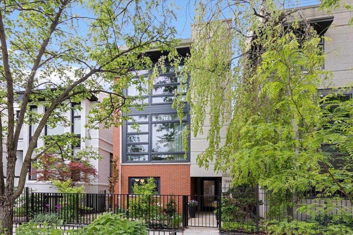 1726 N Winchester Avenue — Chicago, IL 60622