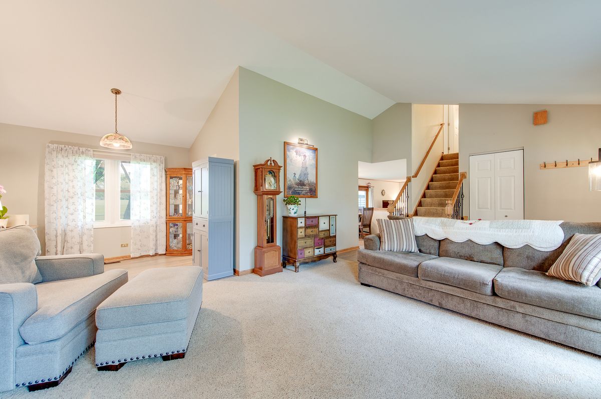 942 W Clearwater Street, Roselle, IL 60172