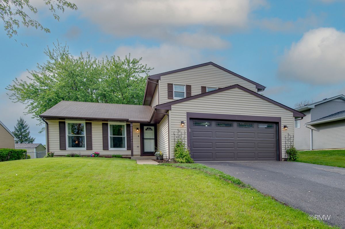 942 W Clearwater Street, Roselle, IL 60172