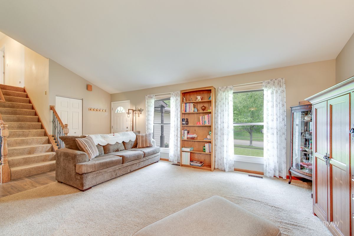 942 W Clearwater Street, Roselle, IL 60172