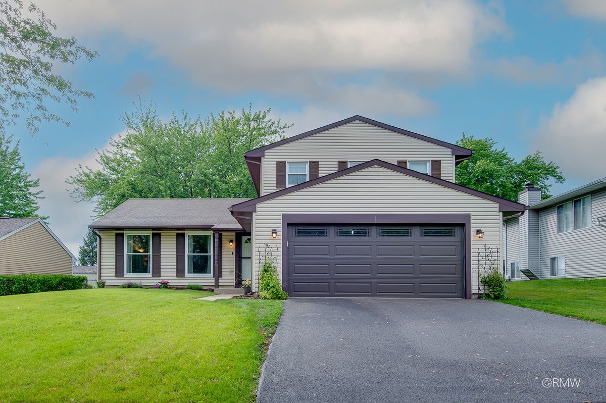 942 Clearwater Street, Roselle, IL 60172