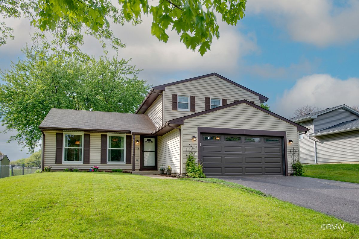 942 W Clearwater Street, Roselle, IL 60172