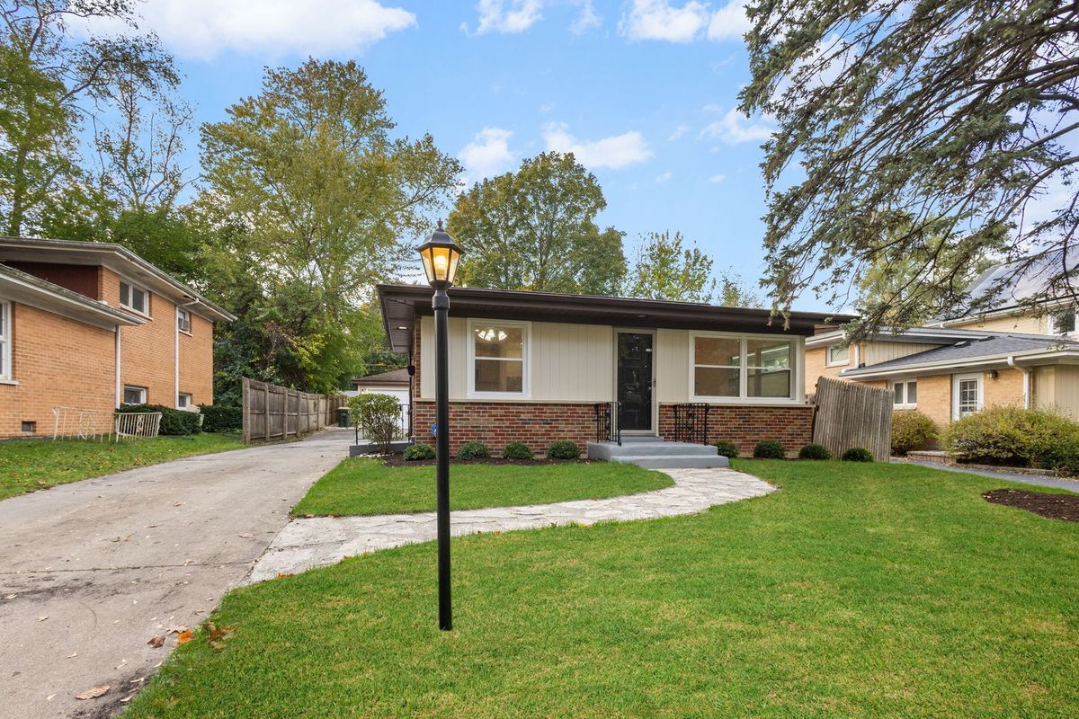 223 Kenloch Avenue, Libertyville, IL 60048