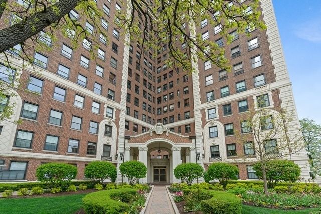 5555 S Everett Avenue #E10 — Chicago, IL 60637
