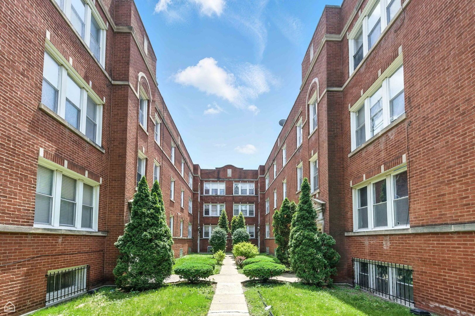 1301 E 71st Place #2S — Chicago, IL 60619
