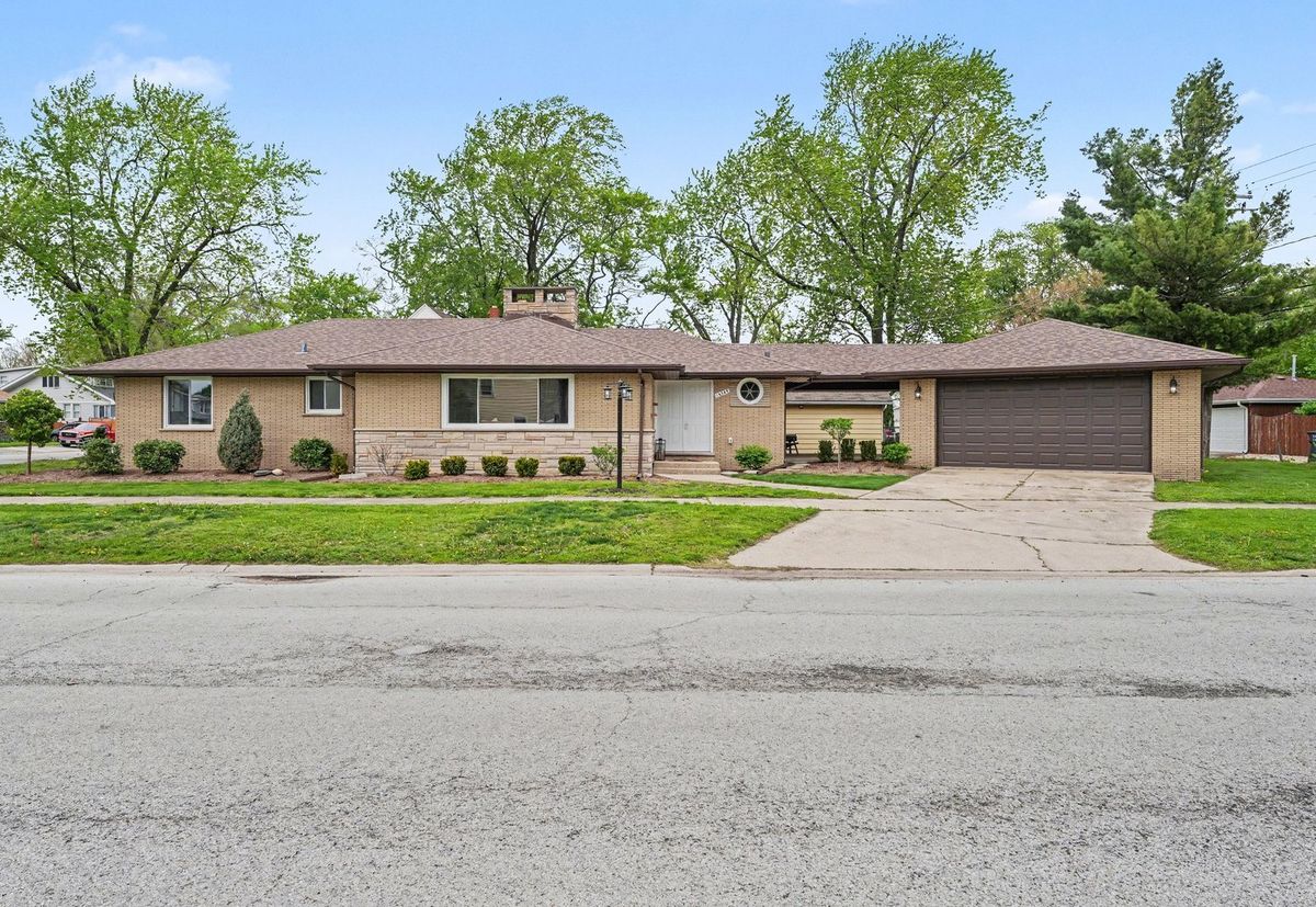 18289 Burnham Avenue, Lansing, IL 60438