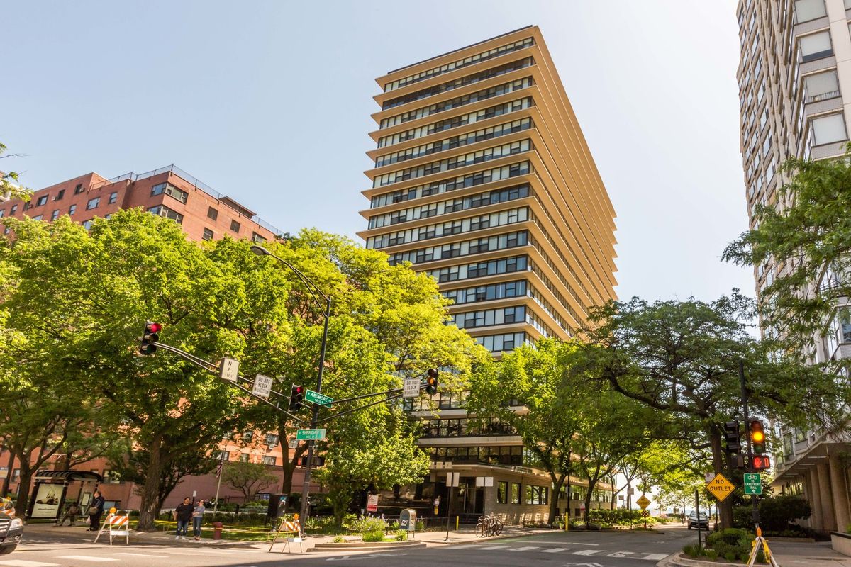 5801 Sheridan Road, Chicago, IL 60660