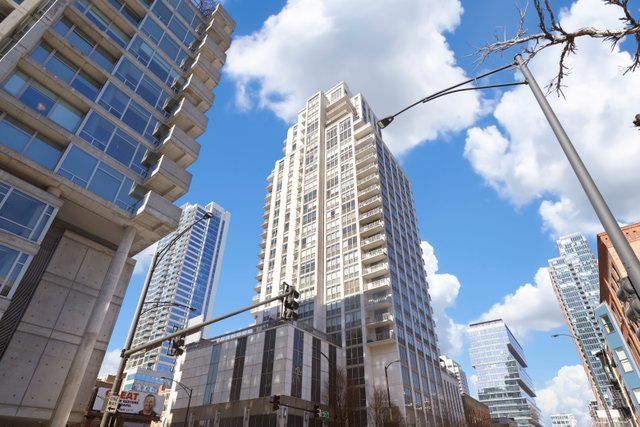 200 Grand Avenue, Chicago, IL 60654
