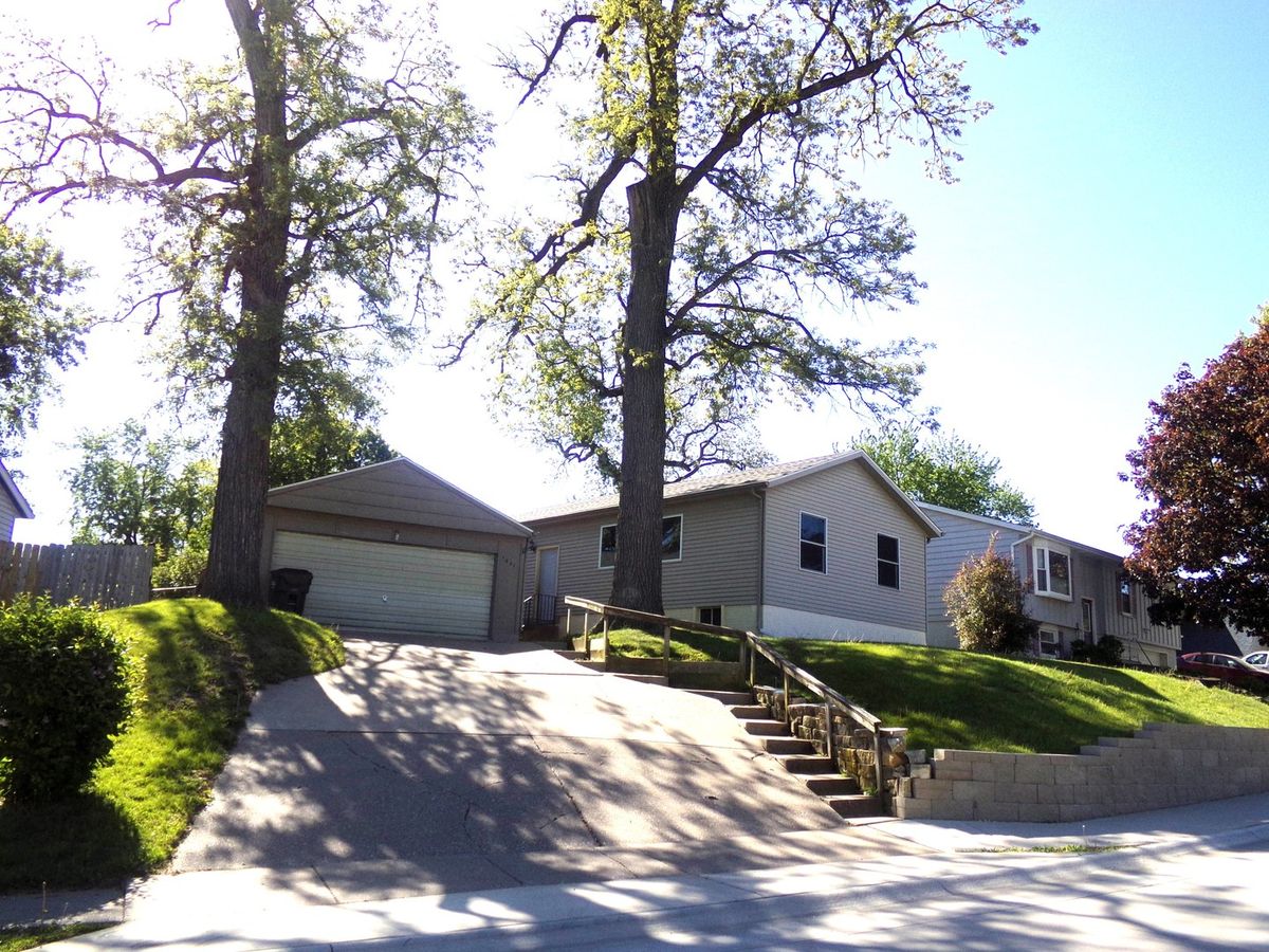 1521 Emerald Drive, Davenport, IA 52804