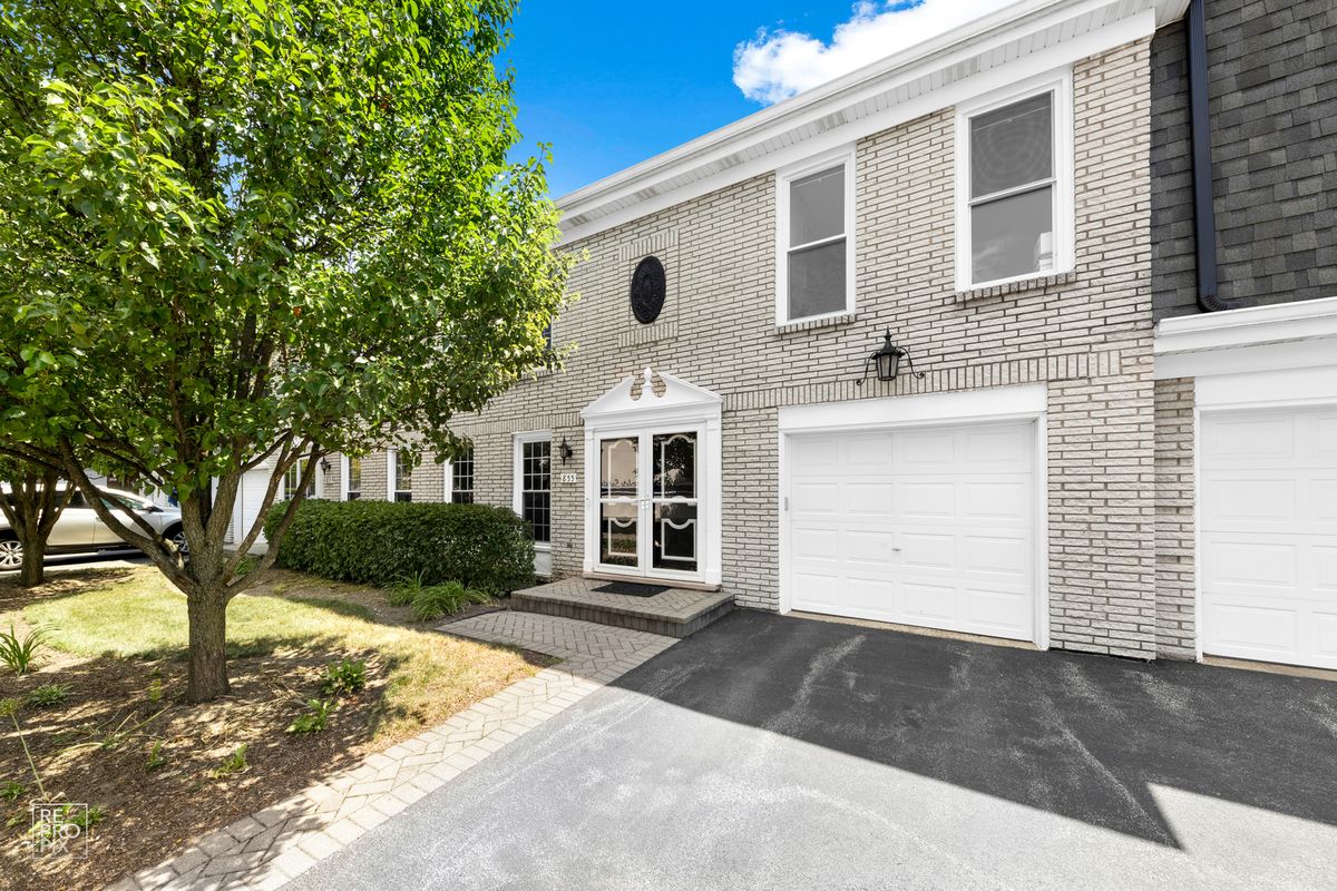 855 Garfield Avenue, Libertyville, IL 60048