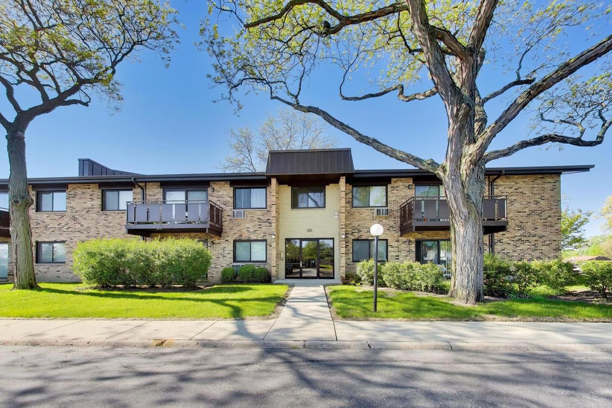 2640 N Windsor Drive #103, Arlington Heights, IL 60004