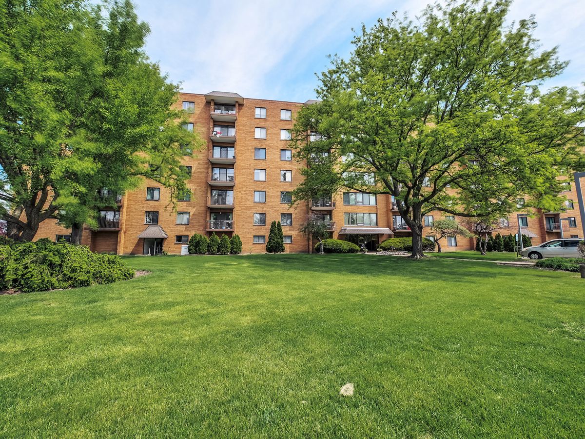 1747 CRYSTAL Lane, Mount Prospect, IL 60056