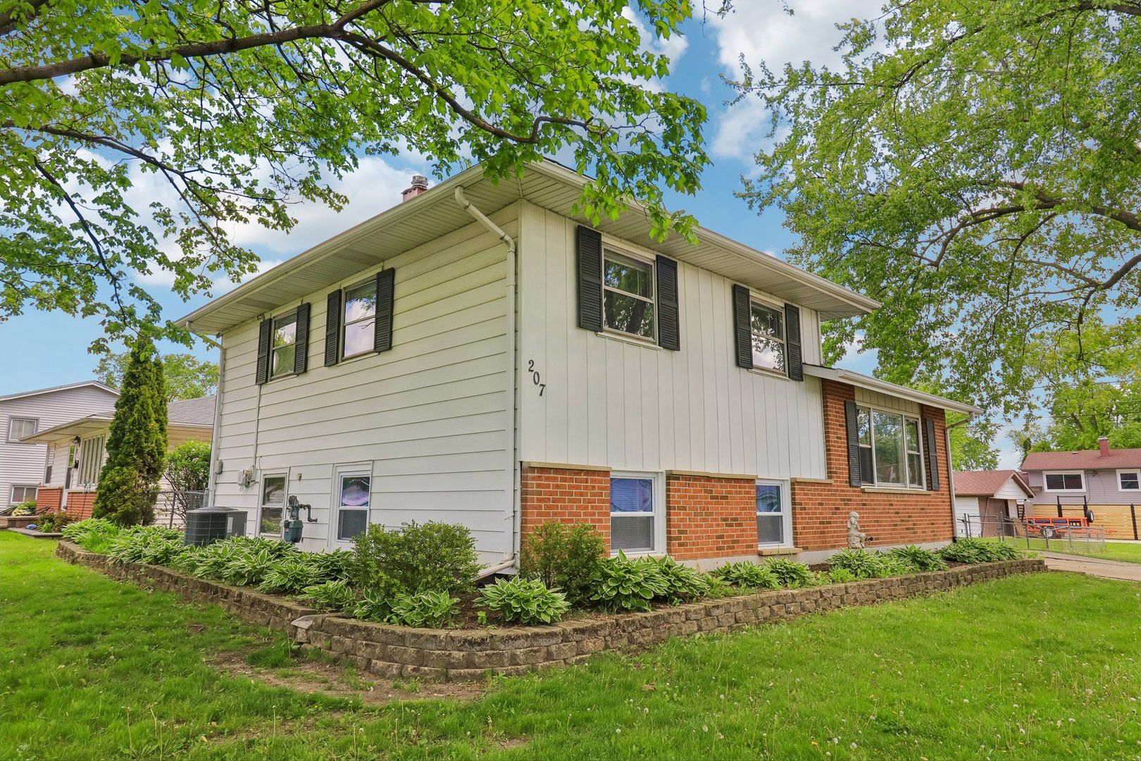 207 N Idlewild Avenue — Mundelein, IL 60060