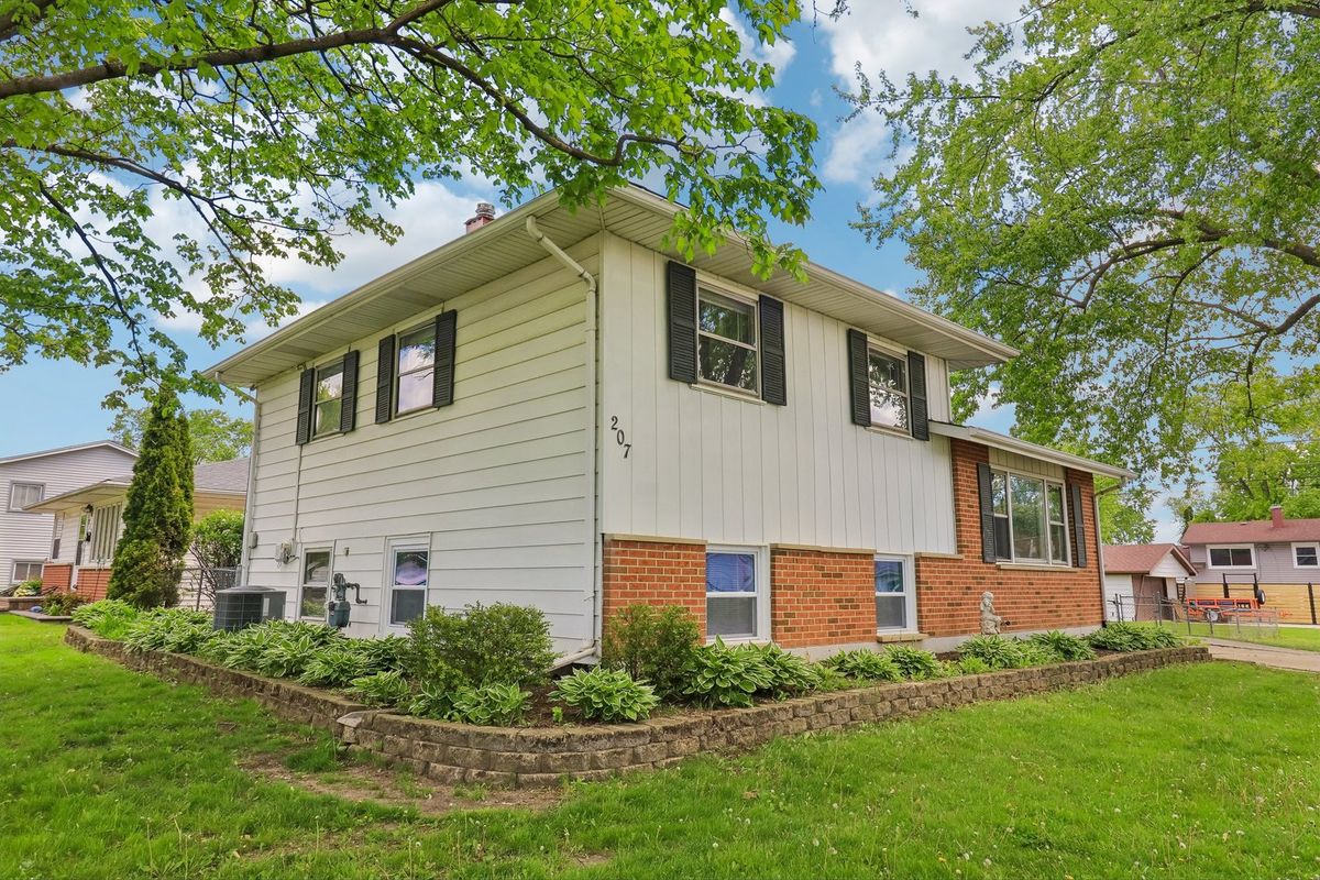 207 N Idlewild Avenue, Mundelein, IL 60060
