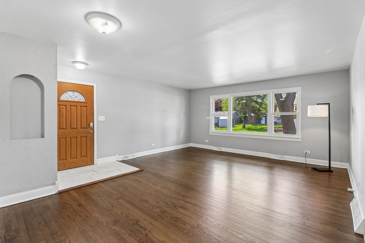 207 N Idlewild Avenue, Mundelein, IL 60060