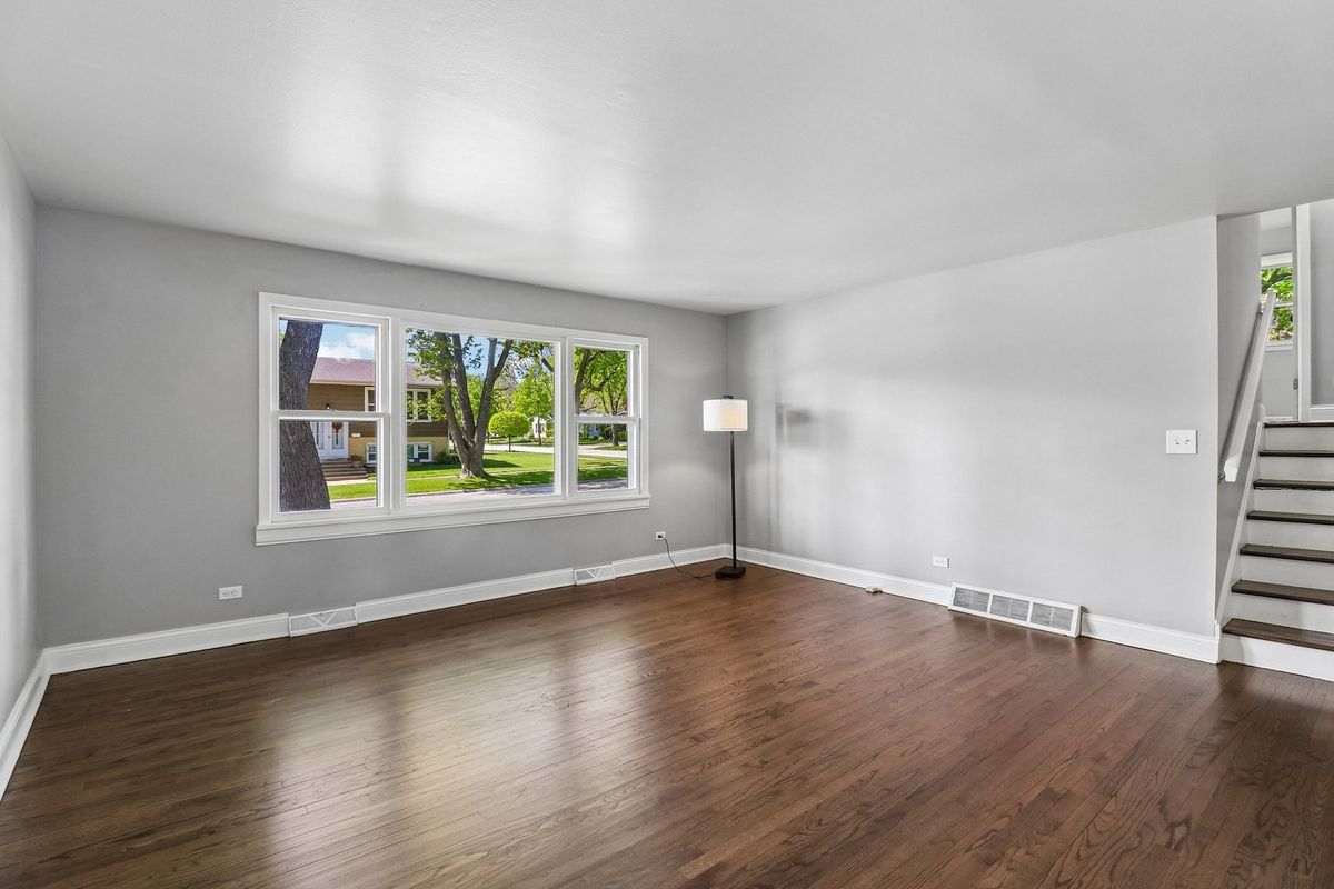 207 N Idlewild Avenue, Mundelein, IL 60060