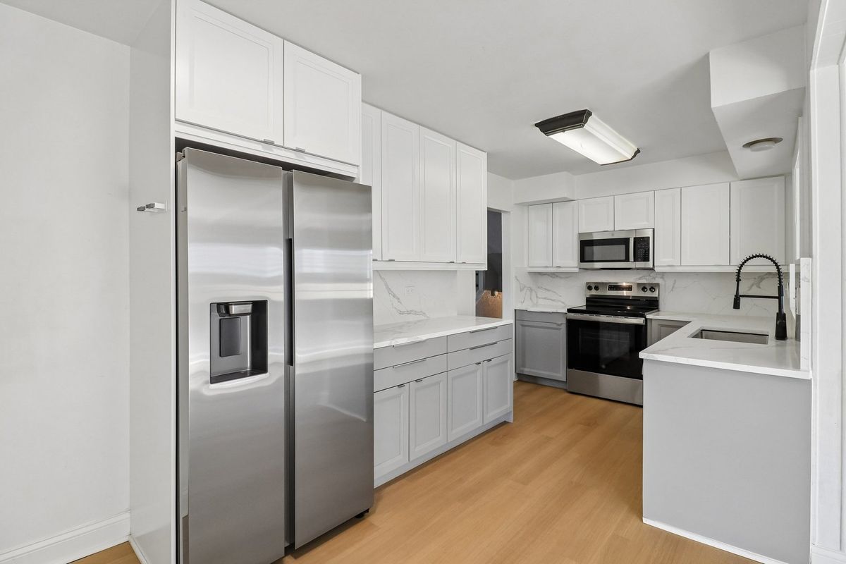 207 N Idlewild Avenue, Mundelein, IL 60060