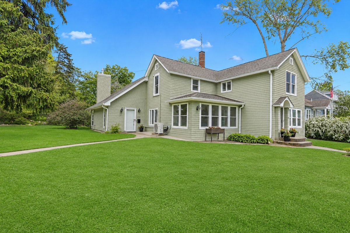 183 Lincoln Parkway, Crystal Lake, IL 60014