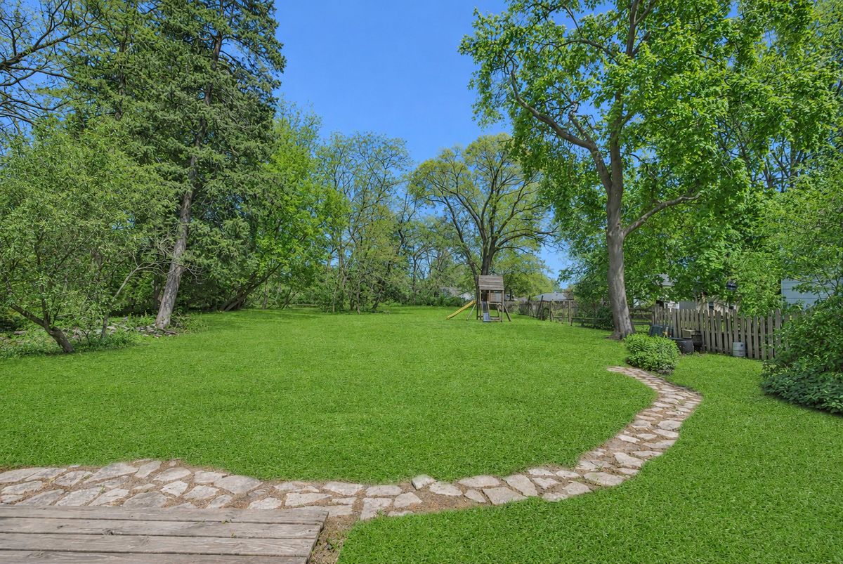 183 Lincoln Parkway, Crystal Lake, IL 60014