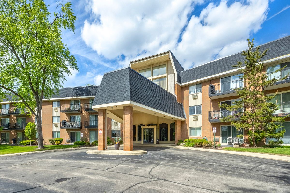 1198 ROYAL GLEN Drive, Glen Ellyn, IL 60137
