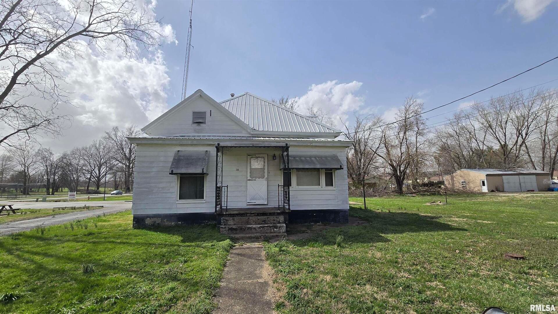 205 SHAW Street — Harrisburg, IL 62946